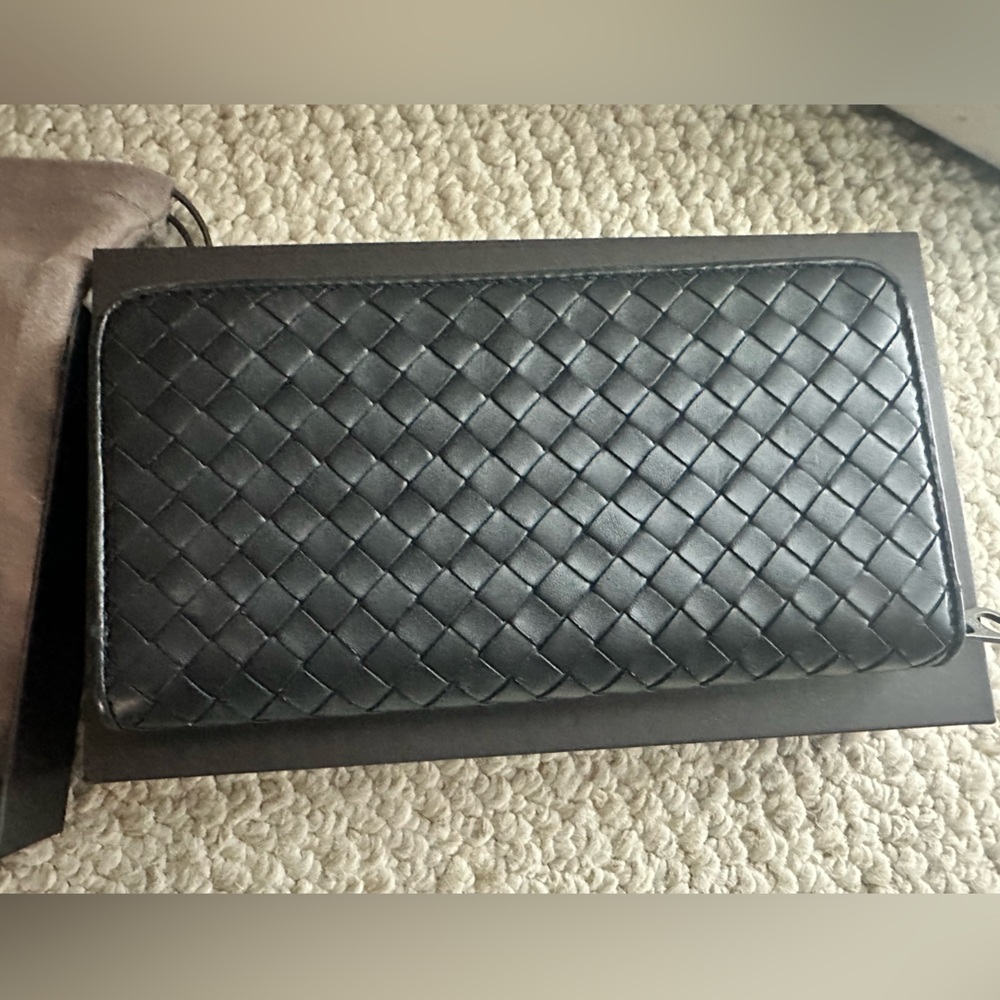 Like new zip around Bottega Vanetta wallet